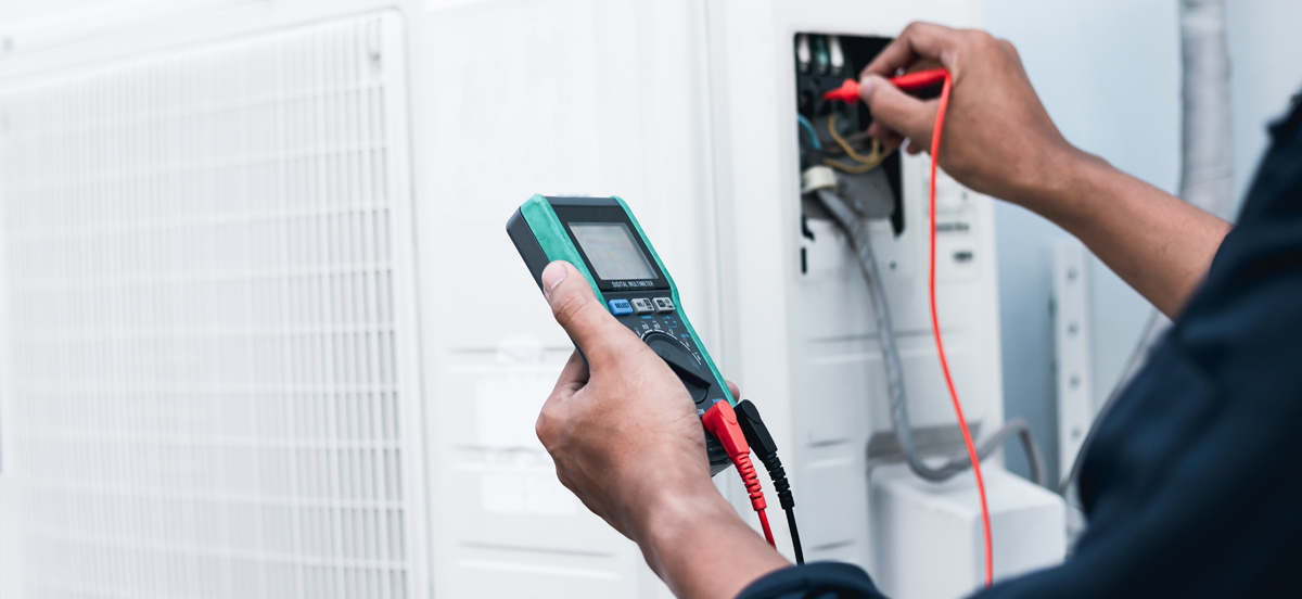 Air Conditioner Technicians Use A Multimeter To Check Electricit Air Conditioner Technicians Use A Multimeter To Check Electricit